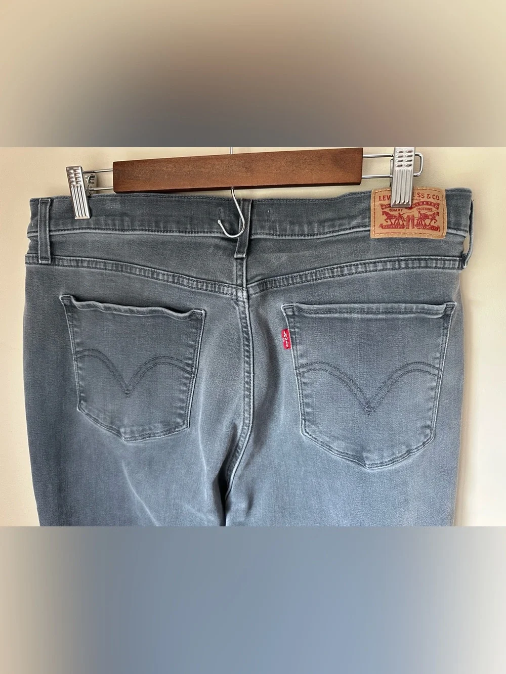 Levi's Men’s 32x30 Classic Fit Straight Jeans in Faded Gray